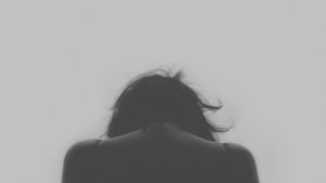 うなだれた女性