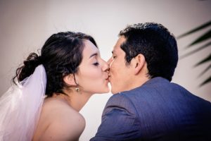 結婚式　キス