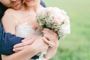 結婚式　バックハグ