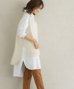 バックスリットニットベスト×ストレートパンツ