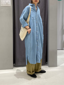 ②CRAFT STANDARD BOUTIQUEのアーチチノパンツ×デニムロングシャツ