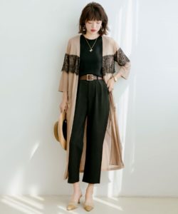 ①SAISON DE PAPILLONのクロップドパンツ×フリルロングカーデ