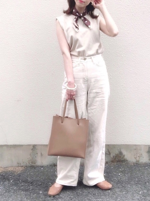 ゆったり着心地のいいシンプルスカーフコーデ