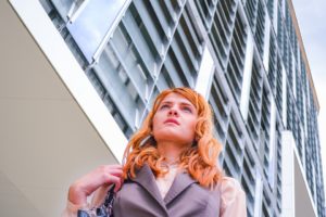 スーツ姿の女性