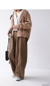 ①antiquaのワイドテーパードパンツ×ベージュアウター
