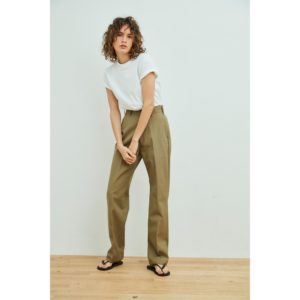 ①THE SHINZONEのHIGH WAIST CHINO PANTS×白Tシャツ