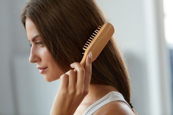 30代女性ヘアブラシの正しい使い方