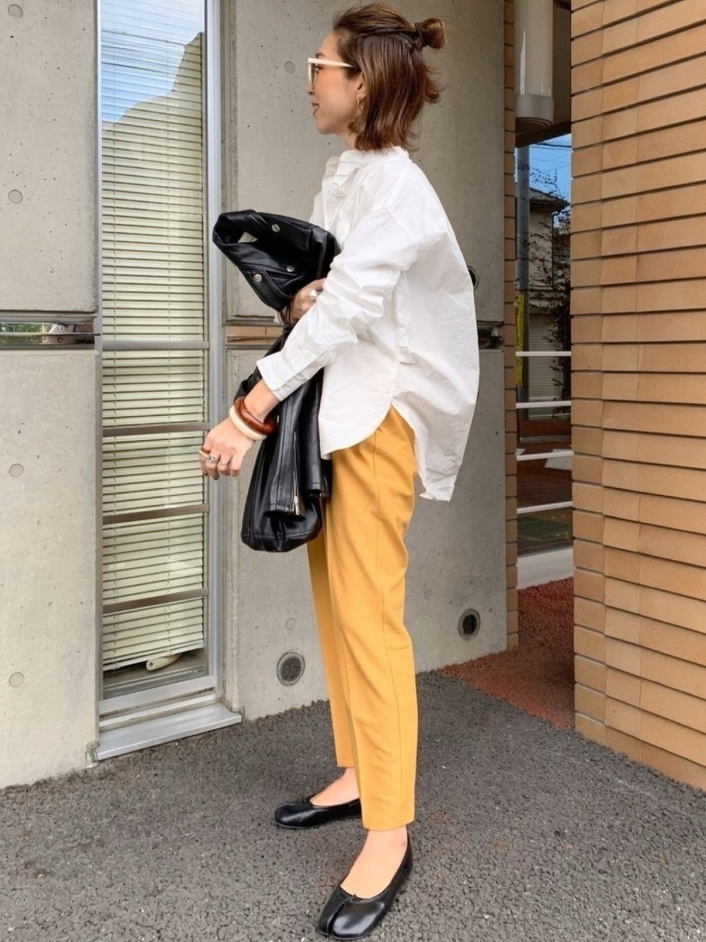・白シャツ×レザージャケット