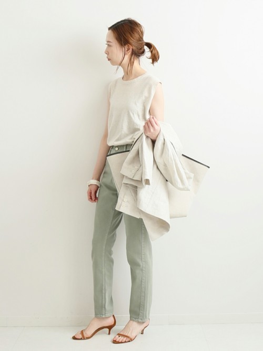 ・アースカラー×ノンスリーブ×ジャケット