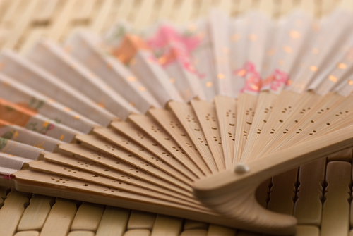 【プレゼントにも】30代女性におすすめの扇子13選！失敗しない選び方のコツやブランドも徹底解説