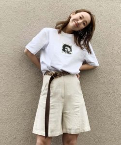 白Tシャツと合わせる