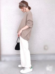 ヘアバンド×白パンツ