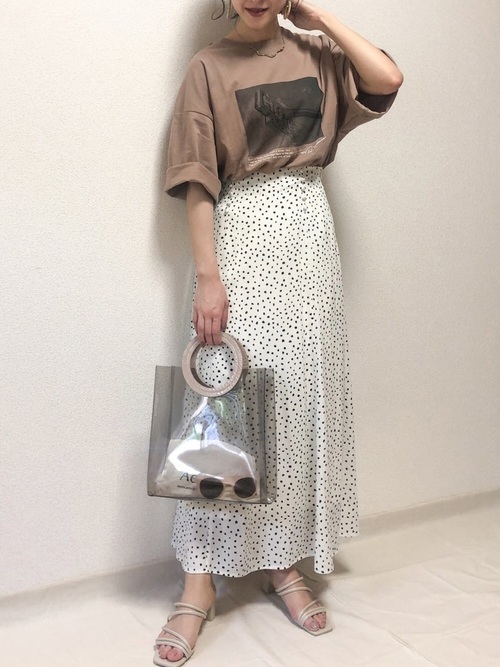 ゆるT×ロングスカートと同系色のクリアバッグをプラス