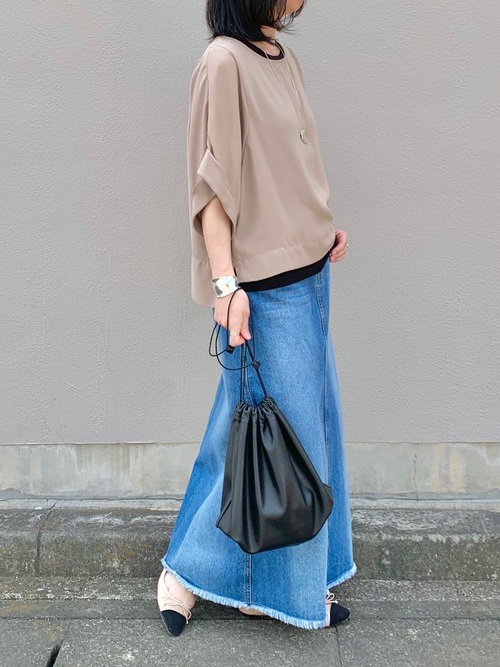 デニムスカートで大人っぽカジュアル