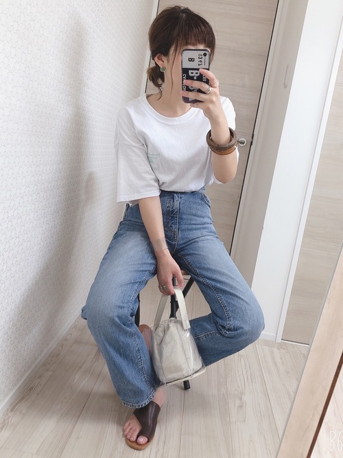 シンプルでカジュアルなスタイルに女性らしいサイズのバッグが似合う！