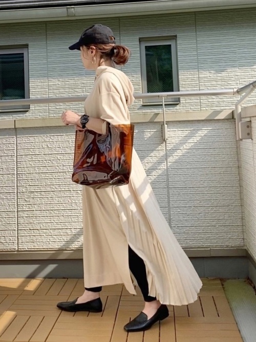 存在感のあるバックプリーツに負けないクリアバッグ使いが◎