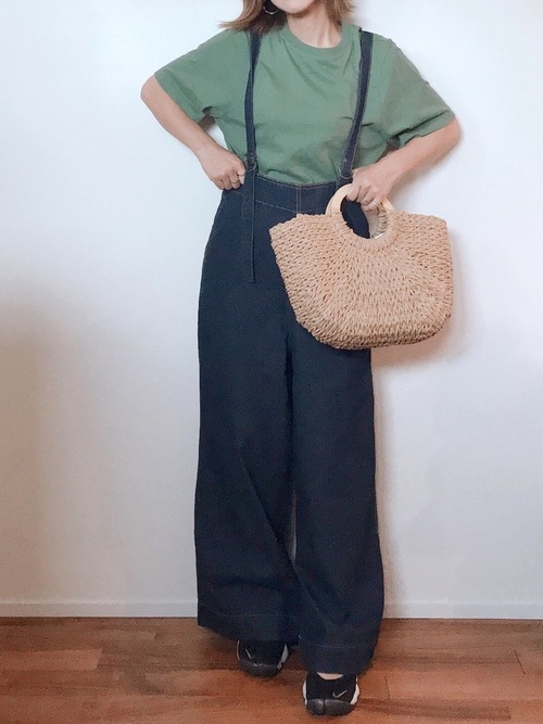 デニムサロペットで大人コーデ