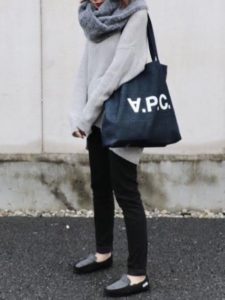 スヌード×ゆったりトップス×黒スキニー