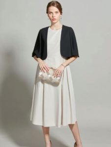 白っぽいドレス×黒ジャケット