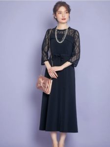 黒一色ドレス×華やかメイク・小物使い