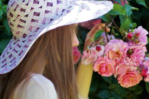 the-girl-in-the-hat-2424144_1920