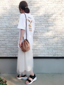 ロングTシャツを合わせたゆるい組み合わせ