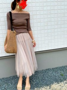 程よい肌見せでヘルシーに着こなす