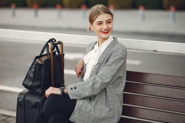 30代女性におすすめのキャリーオンバッグと飛行機で快適に過ごせる機内コーデ8選