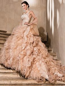 ・シャンパンゴールドで贅沢にオーガンジーを使ったドレス