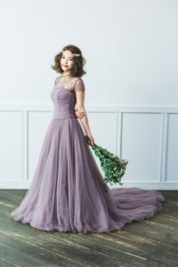 ・スモーキーパープルのドレス