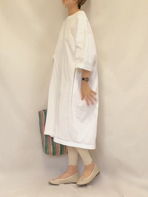9.シンプルTシャツ×ワントーンレギンス