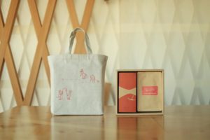 青心烏龍茶ギフトセット(りんごケーキ)包装紙付き
