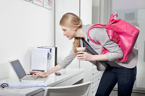 30代女性におすすめのバッグハンガー15選！オフィスのデスクで活躍する便利アイテムとは？