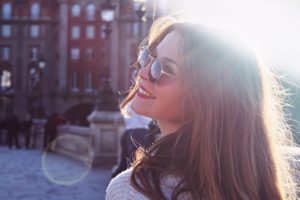 サングラスの女性