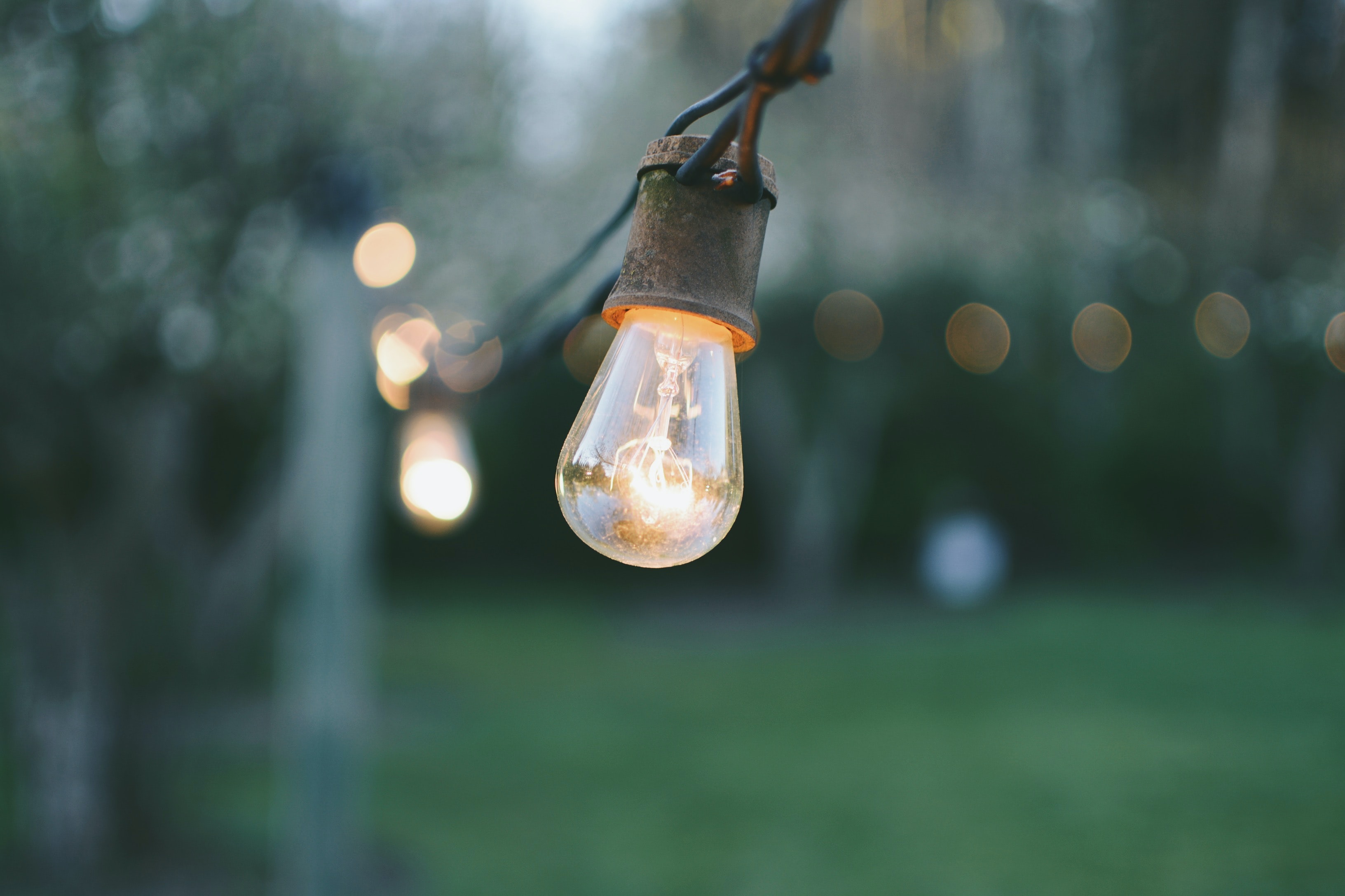 電球nick-de-partee-VOXoOCAjhVY-unsplash