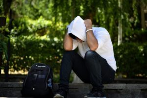 フードを被る男性
