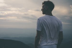 男性　背中