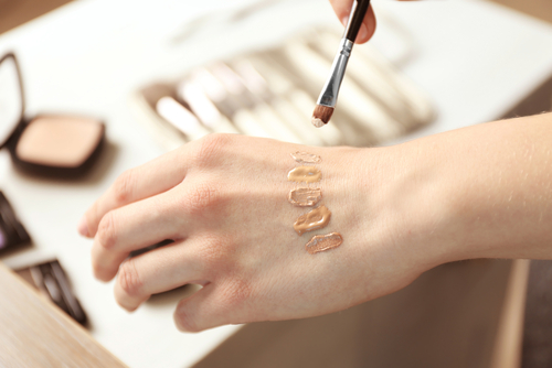 Female,Visagiste,Applying,Cosmetics,Onto,Hand