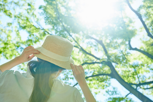 Hand,Of,Young,Woman,With,Hat,In,The,Verdure