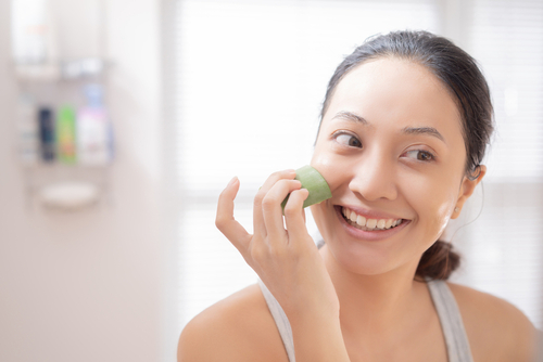 Asian,Woman,Apply,Aloe,Vera,To,Her,Face,In,The