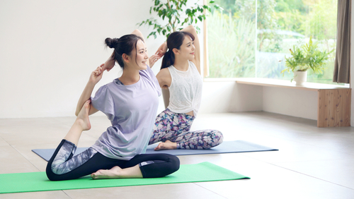 Young,Asian,Women,Doing,Yoga.,Yoga,Instructor.