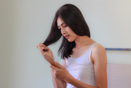 Beautiful,Women,Are,Watching,The,Hair,Fall,From,The,Comb.