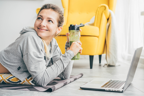 Beautiful,Woman,Drinking,Smoothie,To,Refresh,After,Workout.