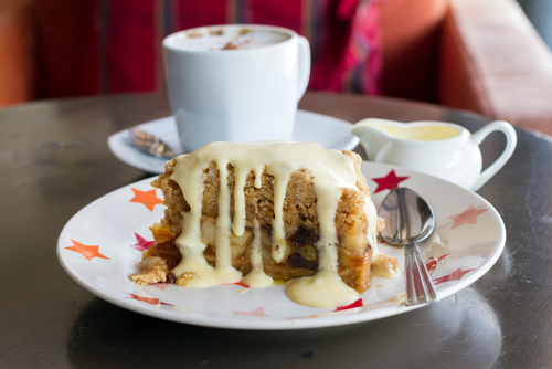 Slice,Of,Freshly,Baked,Apple,Crumble,With,Cream