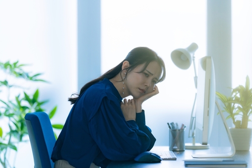 Casual,Woman,Worrying,In,The,Modern,Office.