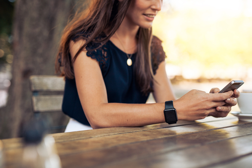Woman,Typing,Text,Message,On,Smart,Phone,In,A,Cafe.