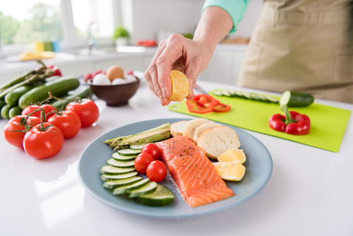 Photo,Of,Mature,Woman,Squeeze,Lemon,Juice,Dish,Cook,Gourmet