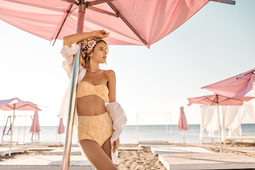 Beautiful,Caucasian,Woman,Is,Standing,On,Beach,Crowded,With,Sun