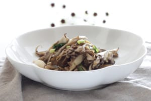 Japanese,Food,,Maitake,Mushroom,Stir,Fried,With,Spring,Onion