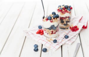 Vanilla,Yoghurt,Parfait,Served,With,Blueberries,And,Red,Currants